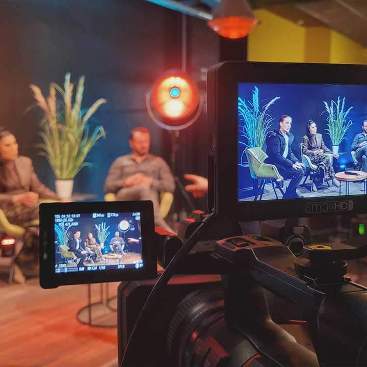 Display einer Kamera filmen Interview mit 3 Personen