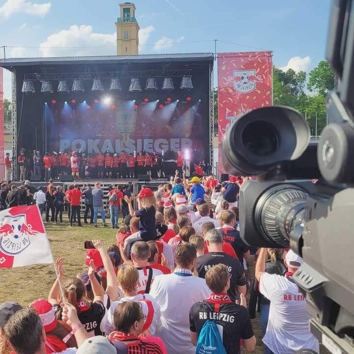Kamera ist ausgerichtet auf eine Bühne mit der Manschaft von RB Leipzig bei Pokalfeier